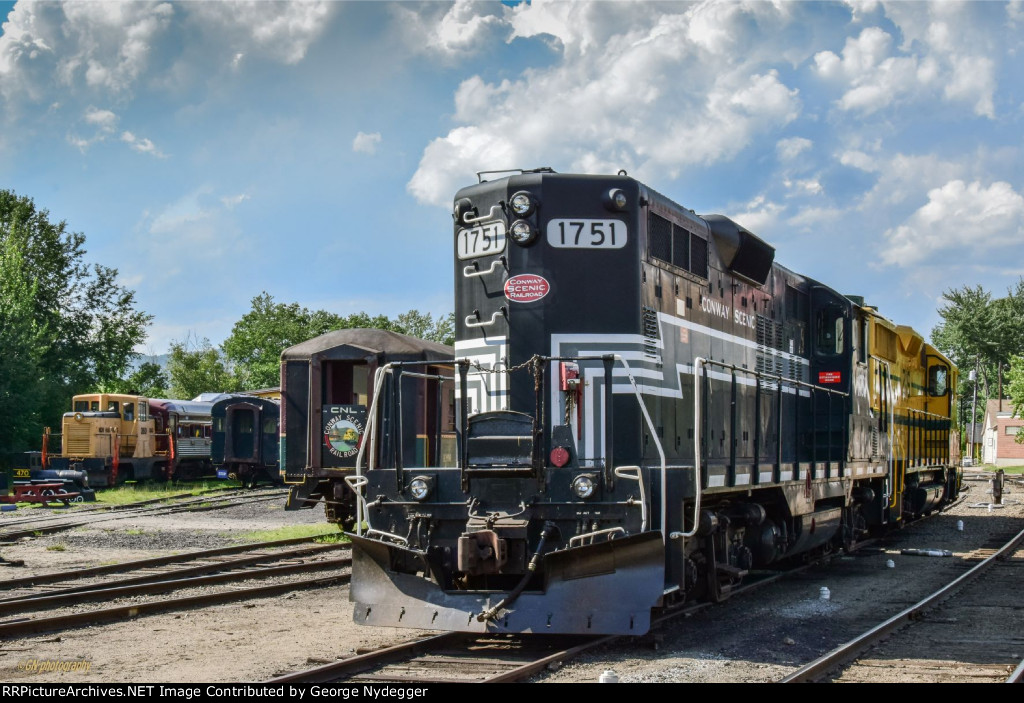 CSRR 1751 & a switcher on the left